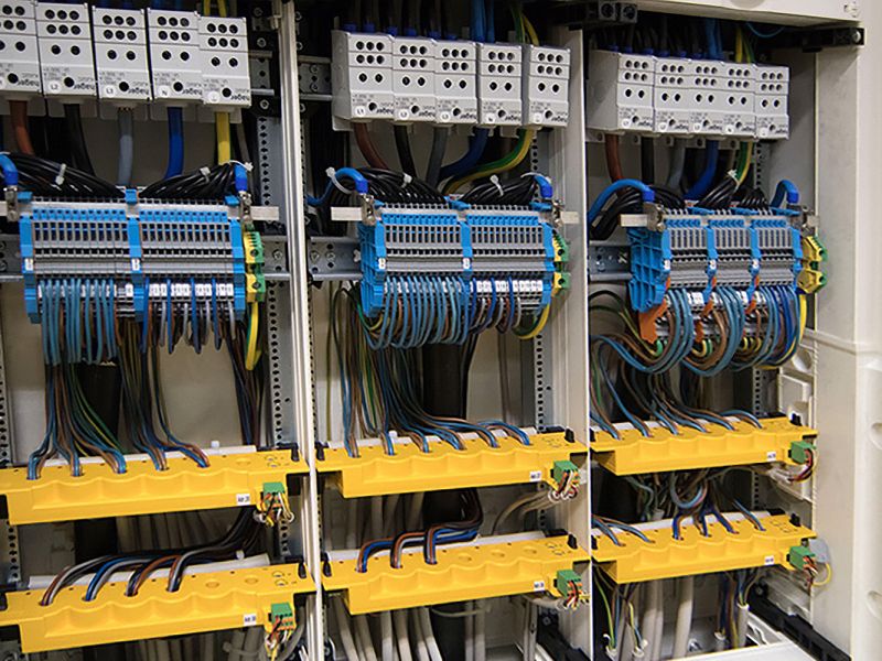 Mehrkanalige Differenzstrom-Überwachungsgeräte vom Typ LINETRAXX® RCMS150 von Bender zur Überwachung von Pumpen, Antrieben und anderen elektrischen Verbrauchern