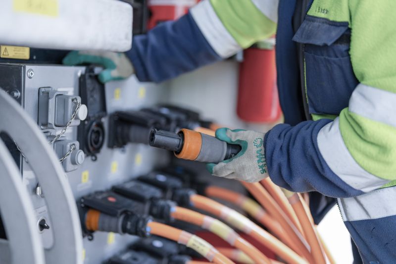 Das Plug-and-Play-Steckverbindersystem 16BL von Stäubli für Notstromersatzanlagen