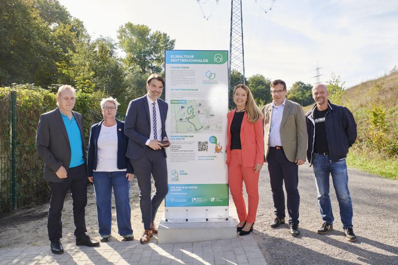 Eröffneten die Klima.Tour auf der Mottbruchhalde (v.li.): Frank Restemeyer, Leiter Ingenieuramt Stadt Gladbeck, Anja Neumann, Projektentwicklerin Klima.Werk bei EGLV, Uli Paetzel, Vorstandsvorsitzender der Emschergenossenschaft, Bürgermeisterin Bettina We