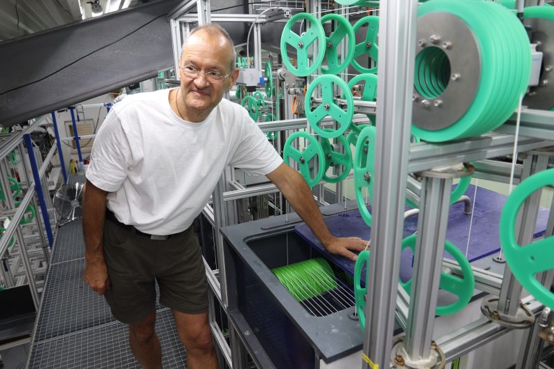 Membranfilter-Ingenieur Dr. Klaus Vossenkaul in der Produktionshalle seiner Firma Membion